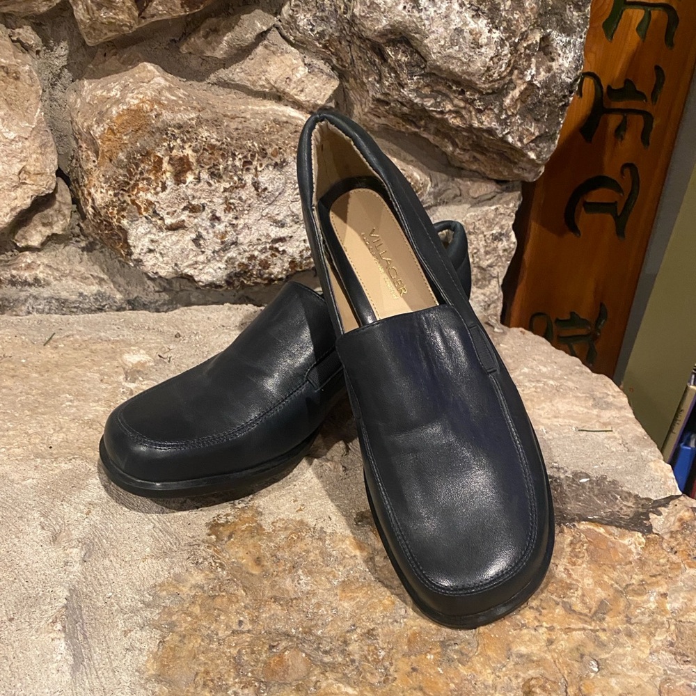 4/$10 Villager by Liz Claiborne Navy Blue Helen leather sz 9.5 shoes